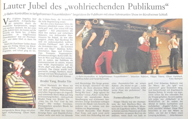 U-Bahn-Kontrollöre in tiefgefrorenen Frauenkleidern